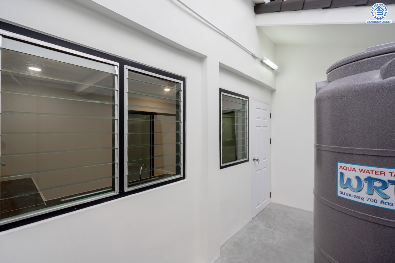 บ้านมือสองตกแต่งใหม่ ม.ปั้นทอง3 ลาดปลาเค้า76 เนื้อที่ 41.3 ตร.ว. ฟังก์ชัน 3 ห้องนอน 2 ห้องน้ำ 1 ห้องอเนกประสงค์ จอดรถได้ 2 คัน สภาพแวดล้อมเยี่ยม เชื่อมต่อ ถ.ประเสริฐมนูกิจ, ถ.เกษตร-นวมินทร์ ใกล้ ม.เกษตร, รถไฟฟ้าสายสีเขียว "สถานีเสนานิคม" และทางด่วน "ฉลองรัช"